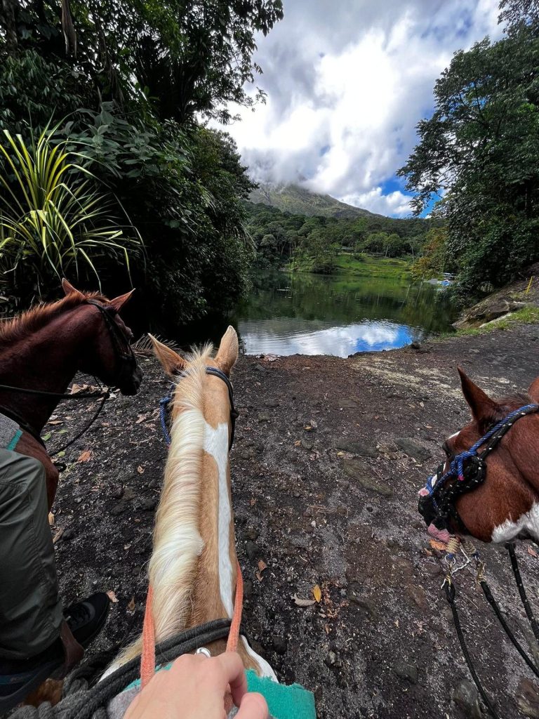Paseo a caballo hacia el volcán, Costa Rica