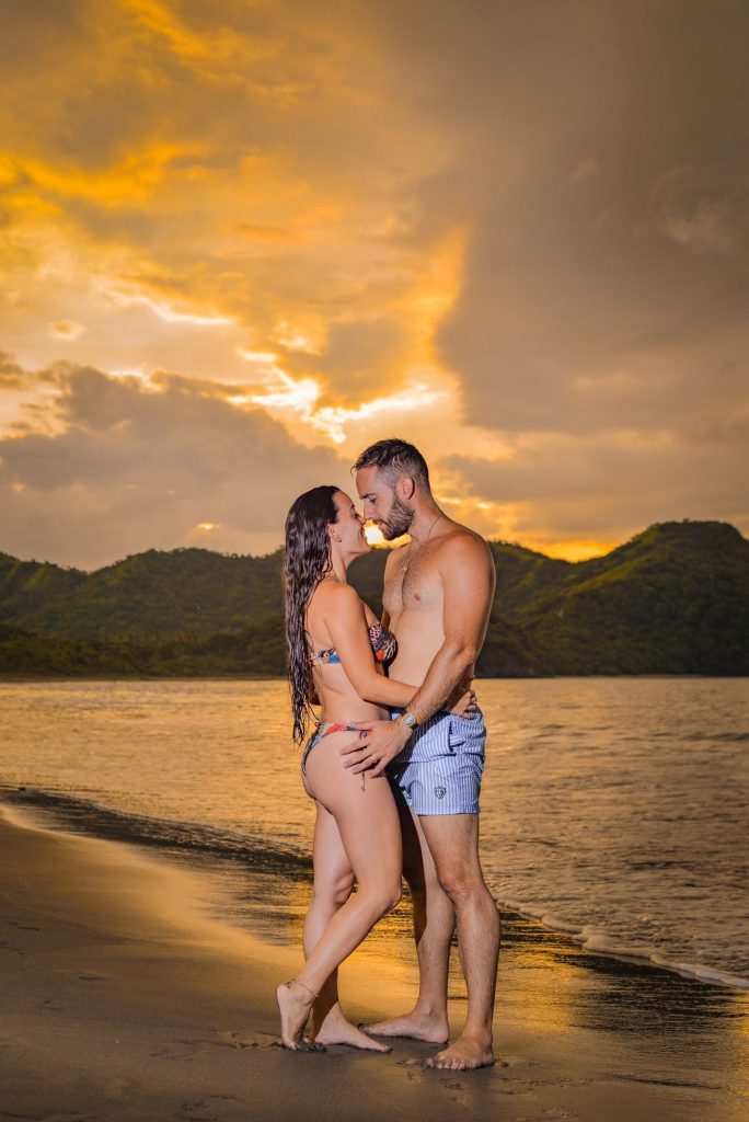 viaje de novios costa rica Viaje de novios a Costa Rica: pareja al atardecer en la playa